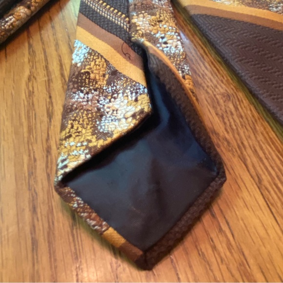 VTG Castle Tie - Picture 3 of 6